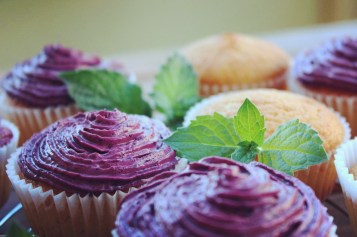 Zitronen-Limoncello-Kokos-Muffins mit Heidelbeertopping fertig.jpg