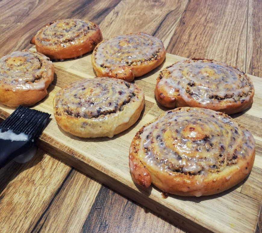 Nussschnecken mit Zuckerglasur