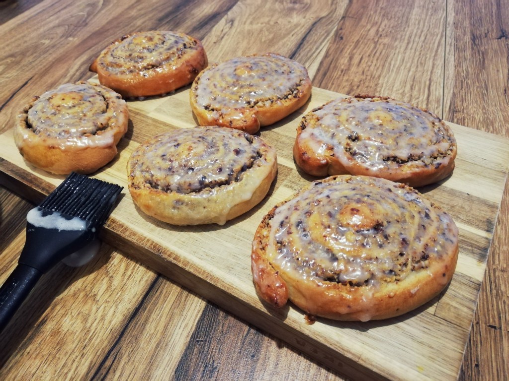 Nussschnecken mit Zuckerglasur